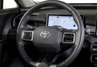 Подержанный автомобиль Toyota RAV4 2025 года (15 фото)