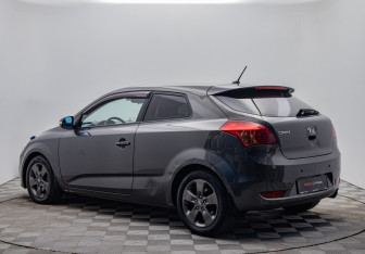 Подержанный автомобиль Kia Ceed Hatchback 2011 года (3 фото)