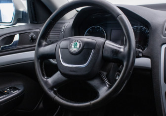 Подержанный автомобиль Skoda Octavia Liftback 2009 года (15 фото)