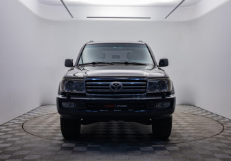Подержанный автомобиль Toyota Land Cruiser Suv 2006 года (2 фото)