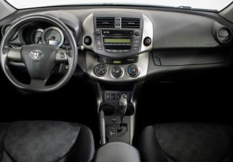 Подержанный автомобиль Toyota RAV4 2011 года (11 фото)