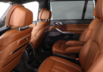 Новый BMW X7 2025 (14 фото)