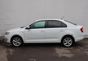 Подержанный автомобиль Skoda Rapid Liftback 2015 года (8 фото)