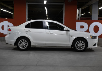 Подержанный автомобиль Mitsubishi Lancer Sedan 2014 года (4 фото)