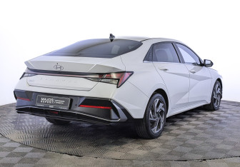 Подержанный автомобиль Hyundai Elantra Sedan 2023 года (5 фото)