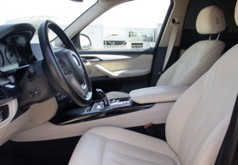 Подержанный автомобиль BMW X5 2015 года (15 фото)