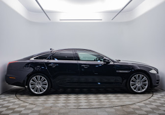 Подержанный автомобиль Jaguar XJ 2013 года (6 фото)