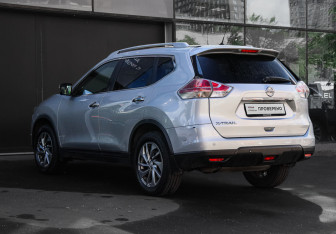 Подержанный автомобиль Nissan X-Trail 2015 года (6 фото)