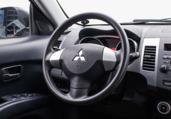 Подержанный автомобиль Mitsubishi Outlander 2008 года (15 фото)