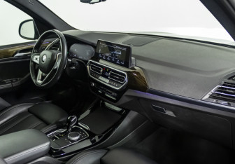 Подержанный автомобиль BMW X3 2023 года (9 фото)