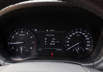 Подержанный автомобиль Genesis G80 2018 года (13 фото)
