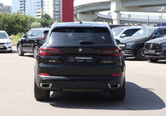 Подержанный автомобиль BMW X5 2020 года (6 фото)