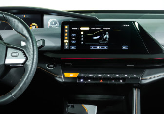 Подержанный автомобиль Changan UNI-V 2023 года (14 фото)