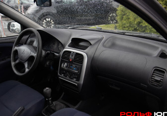 Подержанный автомобиль Mitsubishi Carisma Sedan 2002 года (11 фото)