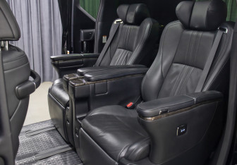 Подержанный автомобиль Toyota Alphard 2019 года (13 фото)