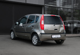 Подержанный автомобиль Mitsubishi Colt Hatchback 2007 года (6 фото)