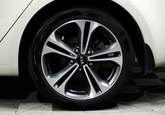 Подержанный автомобиль Kia Cerato Sedan 2013 года (7 фото)