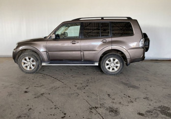 Подержанный автомобиль Mitsubishi Pajero 2014 года (8 фото)