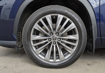 Подержанный автомобиль Toyota Highlander 2021 года (12 фото)