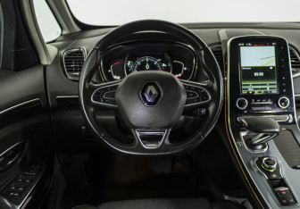 Подержанный автомобиль Renault Espace 2016 года (10 фото)