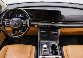 Подержанный автомобиль Kia Carnival 2020 года (12 фото)
