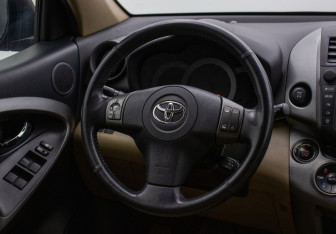 Подержанный автомобиль Toyota RAV4 2011 года (15 фото)