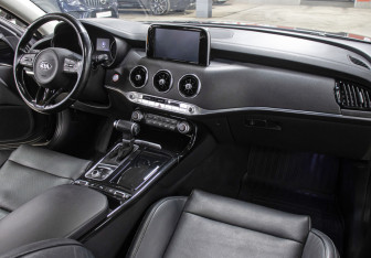 Подержанный автомобиль Kia Stinger 2018 года (11 фото)