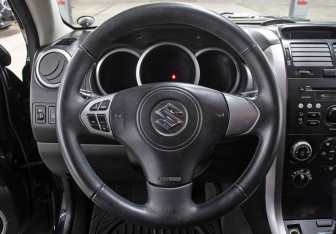 Подержанный автомобиль Suzuki Grand Vitara 2006 года (17 фото)