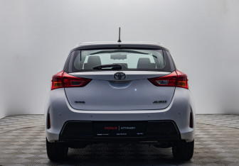 Подержанный автомобиль Toyota Auris Hatchback 2013 года (4 фото)