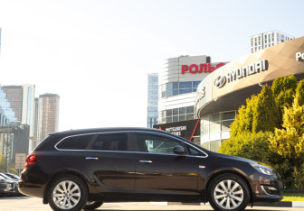Подержанный автомобиль Opel Astra Wagon 2012 года (3 фото)