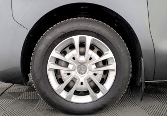 Подержанный автомобиль Peugeot Traveller 2021 года (19 фото)