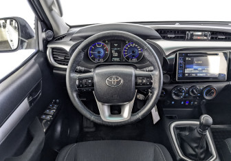 Подержанный автомобиль Toyota Hilux 2016 года (22 фото)