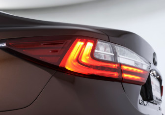 Подержанный автомобиль Lexus ES 2015 года (22 фото)