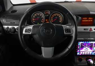 Подержанный автомобиль Opel Astra Hatchback 2010 года (11 фото)