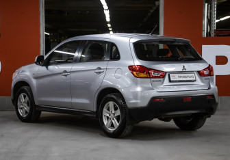 Подержанный автомобиль Mitsubishi ASX 2011 года (7 фото)