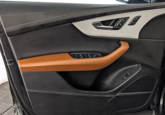 Подержанный автомобиль Audi Q8 2023 года (19 фото)