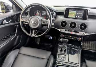 Подержанный автомобиль Kia Stinger 2019 года (14 фото)