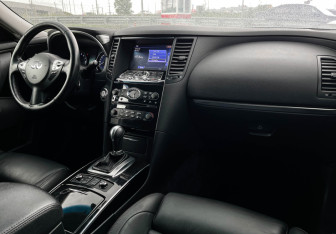Подержанный автомобиль Infiniti QX70 2017 года (9 фото)