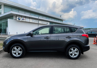 Подержанный автомобиль Toyota RAV4 2014 года (8 фото)