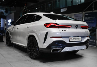 Подержанный автомобиль BMW X6 2020 года (6 фото)