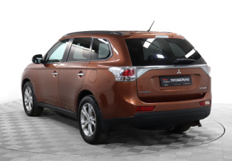 Подержанный автомобиль Mitsubishi Outlander 2012 года (7 фото)
