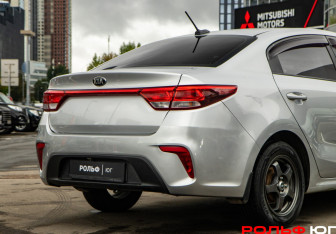 Подержанный автомобиль Kia Rio Sedan 2017 года (19 фото)
