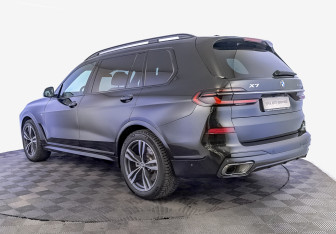 Подержанный автомобиль BMW X7 2024 года (7 фото)