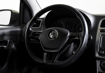 Подержанный автомобиль Volkswagen Polo Sedan 2016 года (9 фото)