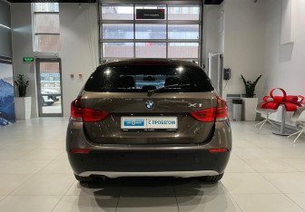 Подержанный автомобиль BMW X1 2011 года (5 фото)