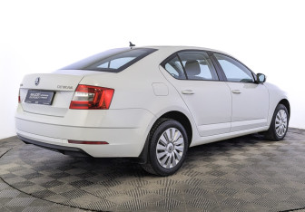 Подержанный автомобиль Skoda Octavia Liftback 2018 года (5 фото)