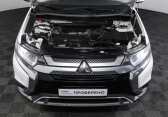 Подержанный автомобиль Mitsubishi Outlander 2021 года (9 фото)
