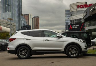 Подержанный автомобиль Hyundai Santa Fe 2015 года (3 фото)