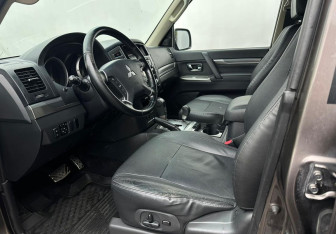 Подержанный автомобиль Mitsubishi Pajero 2015 года (9 фото)