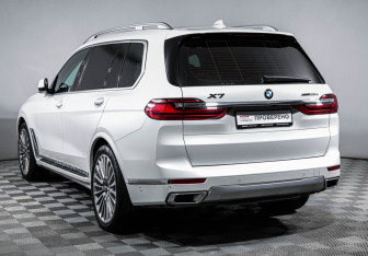Подержанный автомобиль BMW X7 2020 года (7 фото)